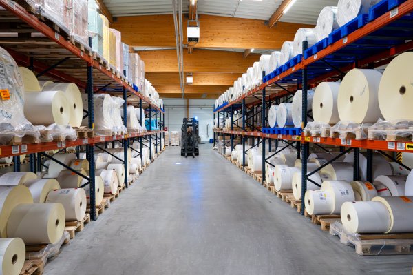 Logistiketiketten Logistiketiketten in einem großem Lager